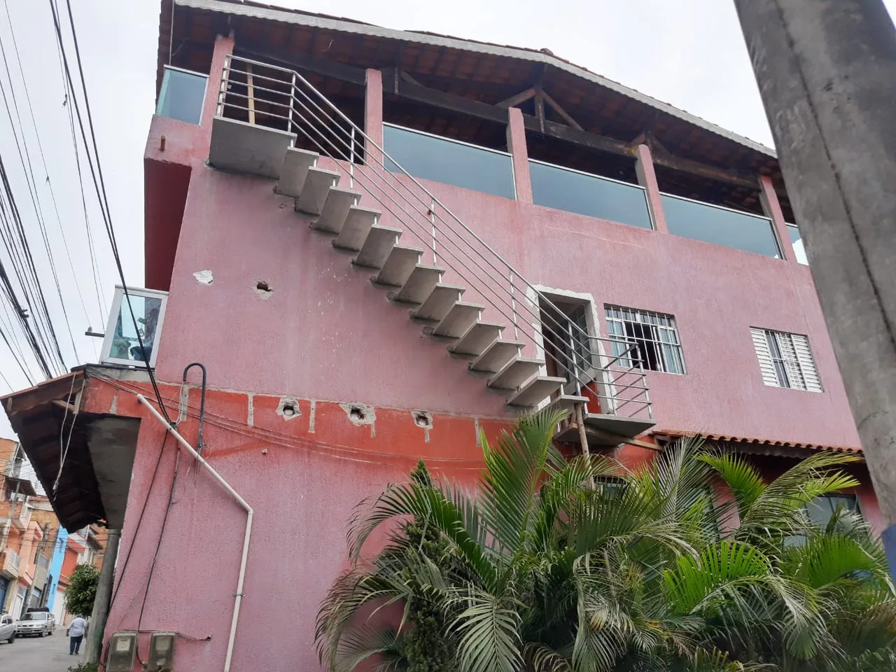 Escada pré-moldada instalada em área externa