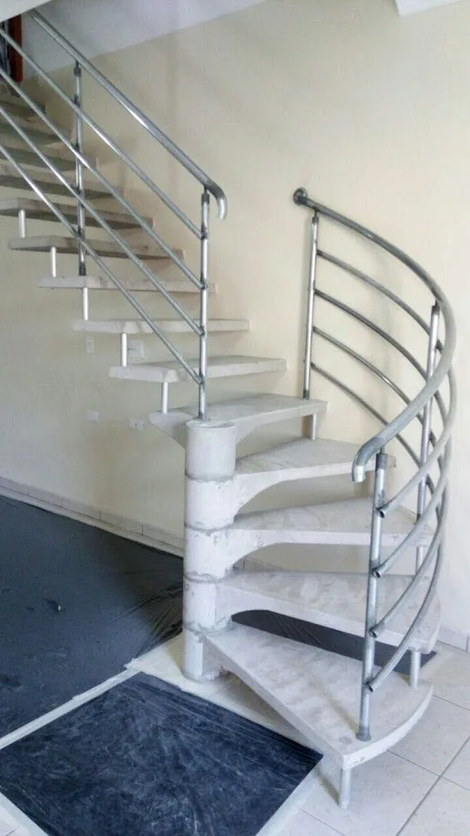Escada pré-moldada semi caracol instalada com corrimão galvanizado