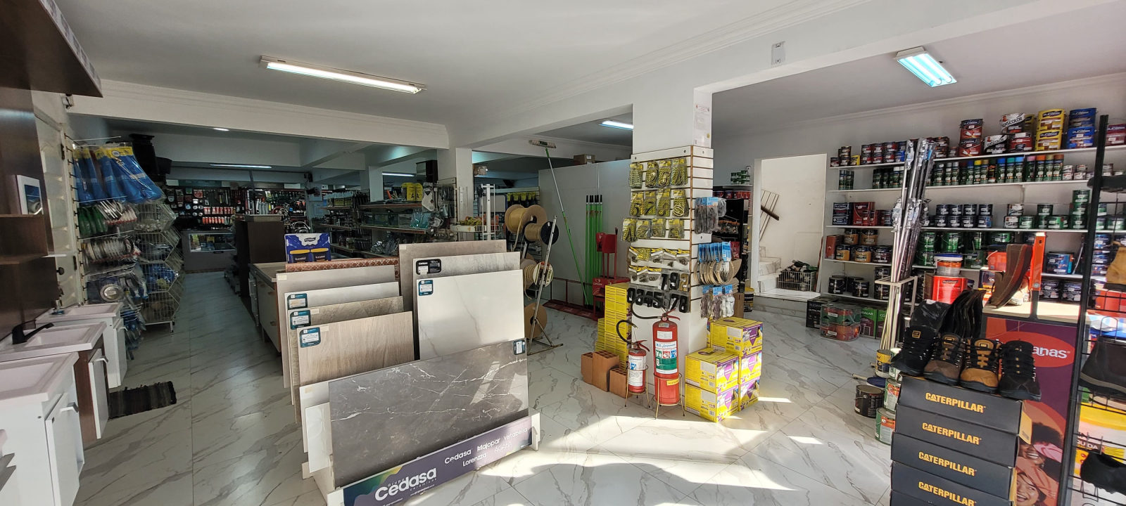 Interior da Espaço da Construção com pisos, tintas e materiais